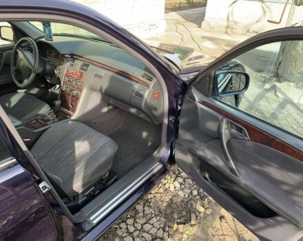 Синий Мерседес Е-Класс, объемом двигателя 2.1 л и пробегом 376 тыс. км за 4100 $, фото 8 на Automoto.ua