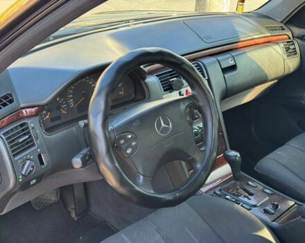 Синий Мерседес Е-Класс, объемом двигателя 2.2 л и пробегом 300 тыс. км за 2699 $, фото 9 на Automoto.ua