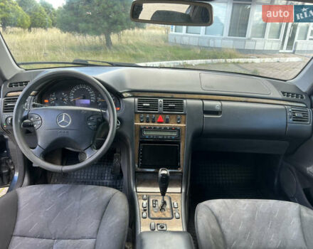 Мерседес Е-Клас 2001 у Жовкві на Automoto.ua Синій Мерседес Е-Клас, об'ємом двигуна 2.69 л та пробігом 299 тис. км за 3349 $, фото 9 на Automoto.ua