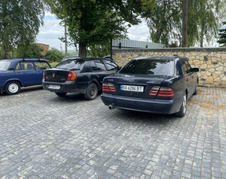 Синий Мерседес Е-Класс, объемом двигателя 2 л и пробегом 300 тыс. км за 3300 $, фото 5 на Automoto.ua