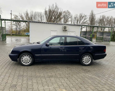 Синий Мерседес Е-Класс, объемом двигателя 3.22 л и пробегом 560 тыс. км за 3699 $, фото 4 на Automoto.ua