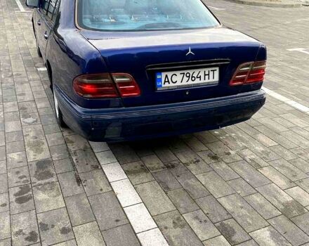 Синий Мерседес Е-Класс, объемом двигателя 2.2 л и пробегом 333 тыс. км за 2600 $, фото 3 на Automoto.ua