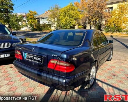Синій Мерседес Е-Клас, об'ємом двигуна 2.2 л та пробігом 300 тис. км за 2699 $, фото 4 на Automoto.ua