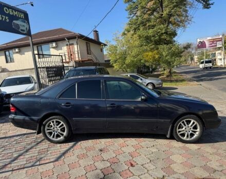 Синий Мерседес Е-Класс, объемом двигателя 2.2 л и пробегом 300 тыс. км за 2699 $, фото 3 на Automoto.ua