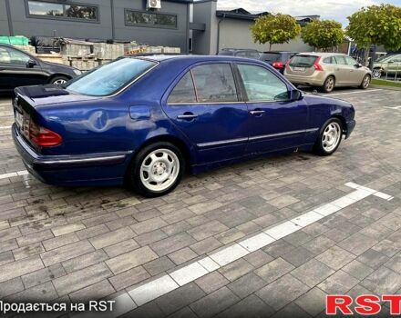 Синий Мерседес Е-Класс, объемом двигателя 2.2 л и пробегом 333 тыс. км за 2600 $, фото 5 на Automoto.ua