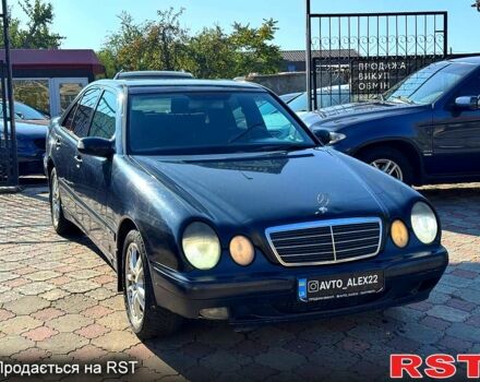 Синій Мерседес Е-Клас, об'ємом двигуна 2.2 л та пробігом 300 тис. км за 2699 $, фото 2 на Automoto.ua