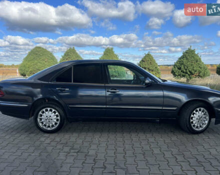 Мерседес Е-Клас 2001 у Жовкві на Automoto.ua Синій Мерседес Е-Клас, об'ємом двигуна 2.69 л та пробігом 299 тис. км за 3349 $, фото 2 на Automoto.ua