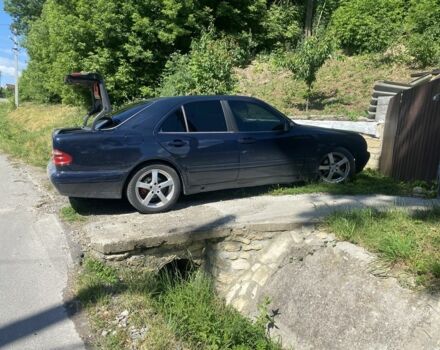 Синий Мерседес Е-Класс, объемом двигателя 2 л и пробегом 300 тыс. км за 3300 $, фото 2 на Automoto.ua