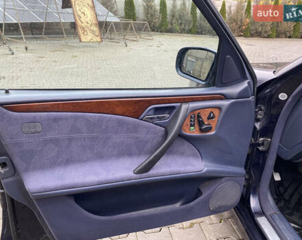 Синий Мерседес Е-Класс, объемом двигателя 3.22 л и пробегом 560 тыс. км за 3699 $, фото 12 на Automoto.ua