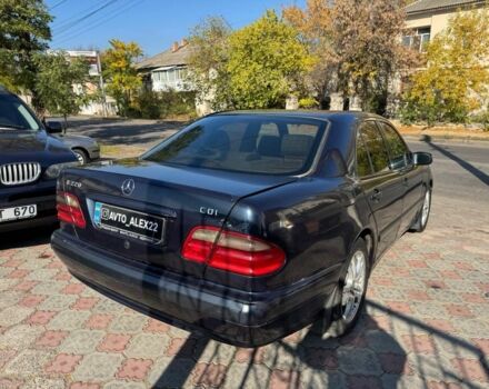 Синий Мерседес Е-Класс, объемом двигателя 2.2 л и пробегом 300 тыс. км за 2699 $, фото 4 на Automoto.ua