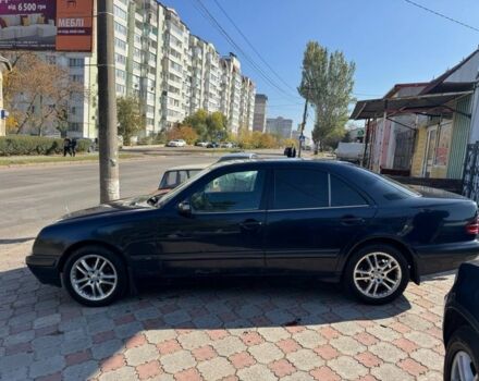 Синий Мерседес Е-Класс, объемом двигателя 2.2 л и пробегом 300 тыс. км за 2699 $, фото 7 на Automoto.ua