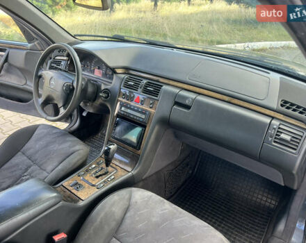 Мерседес Е-Клас 2001 у Жовкві на Automoto.ua Синій Мерседес Е-Клас, об'ємом двигуна 2.69 л та пробігом 299 тис. км за 3349 $, фото 10 на Automoto.ua