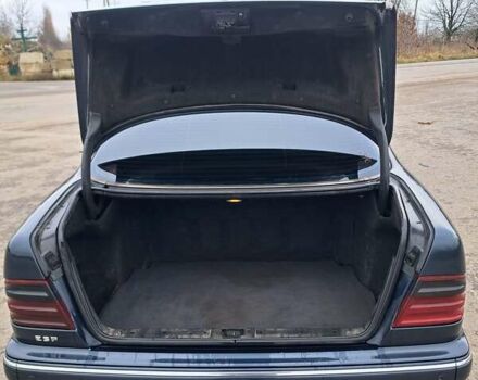 Синий Мерседес Е-Класс, объемом двигателя 2.2 л и пробегом 400 тыс. км за 2850 $, фото 10 на Automoto.ua