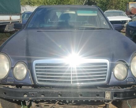 Мерседес Е-Клас 2001 у Кременчуге на Automoto.ua Синій Мерседес Е-Клас, об'ємом двигуна 3.2 л та пробігом 300 тис. км за 500 $, фото 1 на Automoto.ua