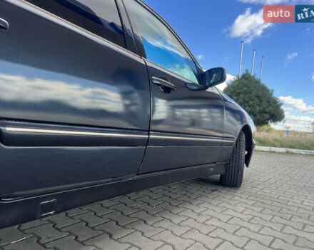 Мерседес Е-Класс 2001 в Жовкве на Automoto.ua Синий Мерседес Е-Класс, объемом двигателя 2.69 л и пробегом 299 тыс. км за 3649 $, фото 4 на Automoto.ua