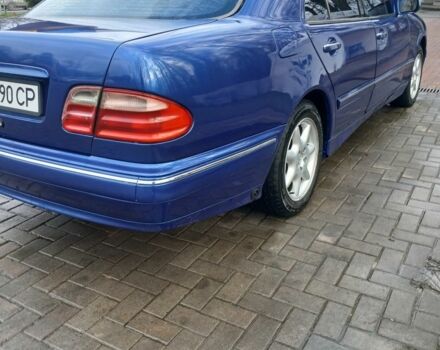 Синий Мерседес Е-Класс, объемом двигателя 2 л и пробегом 300 тыс. км за 3800 $, фото 2 на Automoto.ua