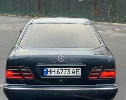 Синий Мерседес Е-Класс, объемом двигателя 2.2 л и пробегом 350 тыс. км за 3550 $, фото 3 на Automoto.ua
