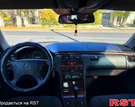Синій Мерседес Е-Клас, об'ємом двигуна 2.2 л та пробігом 300 тис. км за 2699 $, фото 8 на Automoto.ua
