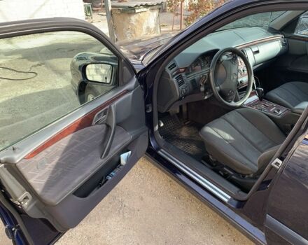 Синий Мерседес Е-Класс, объемом двигателя 2.1 л и пробегом 376 тыс. км за 4100 $, фото 5 на Automoto.ua