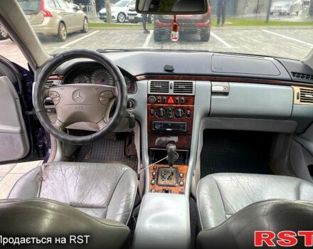 Синий Мерседес Е-Класс, объемом двигателя 2.2 л и пробегом 333 тыс. км за 2600 $, фото 7 на Automoto.ua