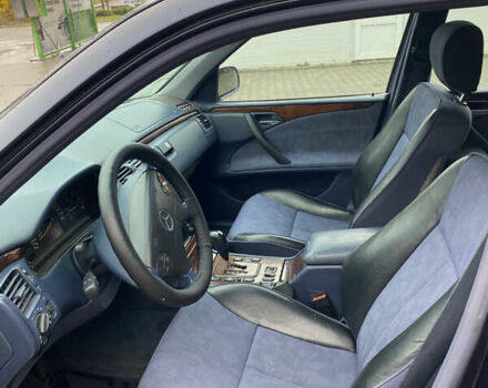 Синий Мерседес Е-Класс, объемом двигателя 3.22 л и пробегом 560 тыс. км за 3699 $, фото 11 на Automoto.ua