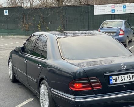 Синий Мерседес Е-Класс, объемом двигателя 2.2 л и пробегом 350 тыс. км за 3550 $, фото 4 на Automoto.ua