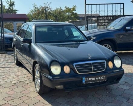 Синий Мерседес Е-Класс, объемом двигателя 2.2 л и пробегом 300 тыс. км за 2699 $, фото 2 на Automoto.ua