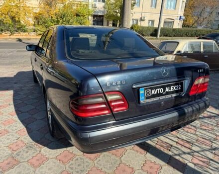 Синий Мерседес Е-Класс, объемом двигателя 2.2 л и пробегом 300 тыс. км за 2699 $, фото 6 на Automoto.ua