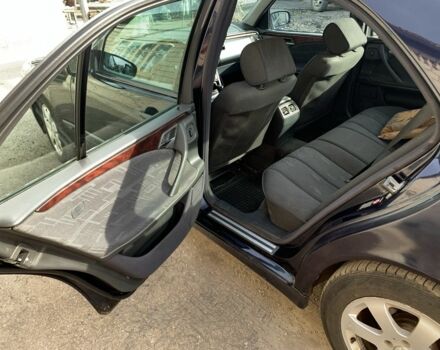 Синий Мерседес Е-Класс, объемом двигателя 2.1 л и пробегом 376 тыс. км за 4100 $, фото 4 на Automoto.ua