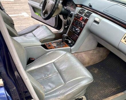 Синий Мерседес Е-Класс, объемом двигателя 2.2 л и пробегом 333 тыс. км за 2600 $, фото 8 на Automoto.ua