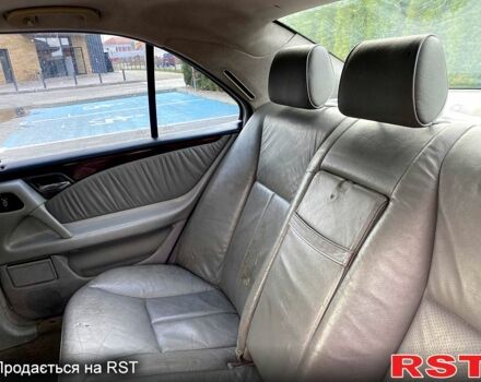 Синий Мерседес Е-Класс, объемом двигателя 2.2 л и пробегом 300 тыс. км за 2100 $, фото 12 на Automoto.ua