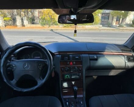 Синий Мерседес Е-Класс, объемом двигателя 2.2 л и пробегом 300 тыс. км за 2699 $, фото 8 на Automoto.ua