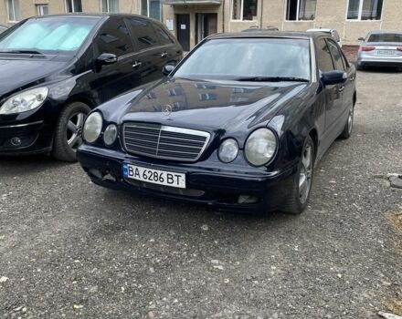Синий Мерседес Е-Класс, объемом двигателя 2 л и пробегом 300 тыс. км за 3300 $, фото 4 на Automoto.ua