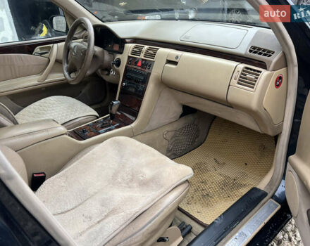 Синий Мерседес Е-Класс, объемом двигателя 3.23 л и пробегом 500 тыс. км за 2850 $, фото 13 на Automoto.ua