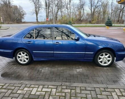 Синий Мерседес Е-Класс, объемом двигателя 2 л и пробегом 300 тыс. км за 3800 $, фото 1 на Automoto.ua