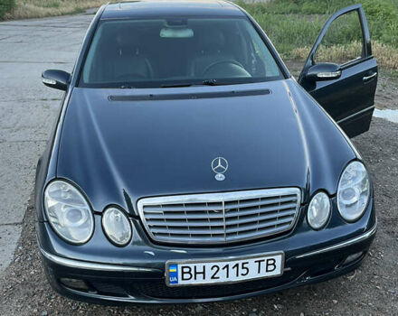 Синий Мерседес Е-Класс, объемом двигателя 2.2 л и пробегом 383 тыс. км за 6500 $, фото 4 на Automoto.ua