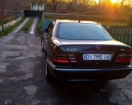Синий Мерседес Е-Класс, объемом двигателя 2.2 л и пробегом 374 тыс. км за 4800 $, фото 4 на Automoto.ua