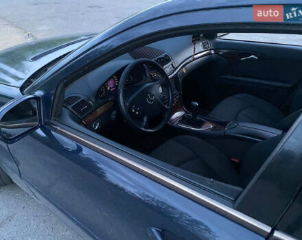 Синий Мерседес Е-Класс, объемом двигателя 2.2 л и пробегом 440 тыс. км за 4300 $, фото 6 на Automoto.ua