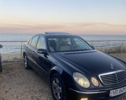 Синий Мерседес Е-Класс, объемом двигателя 3.2 л и пробегом 236 тыс. км за 4200 $, фото 2 на Automoto.ua
