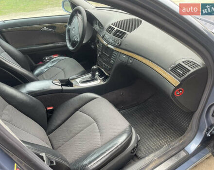 Синий Мерседес Е-Класс, объемом двигателя 2.2 л и пробегом 375 тыс. км за 6500 $, фото 19 на Automoto.ua