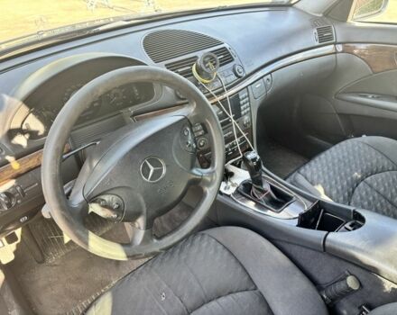 Синий Мерседес Е-Класс, объемом двигателя 2.2 л и пробегом 480 тыс. км за 4000 $, фото 4 на Automoto.ua