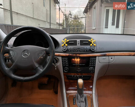 Синий Мерседес Е-Класс, объемом двигателя 2.1 л и пробегом 350 тыс. км за 5800 $, фото 15 на Automoto.ua