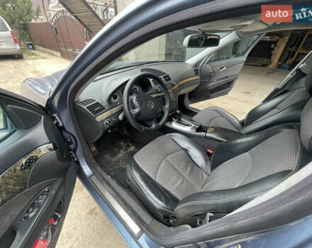 Синий Мерседес Е-Класс, объемом двигателя 2.2 л и пробегом 375 тыс. км за 6500 $, фото 15 на Automoto.ua