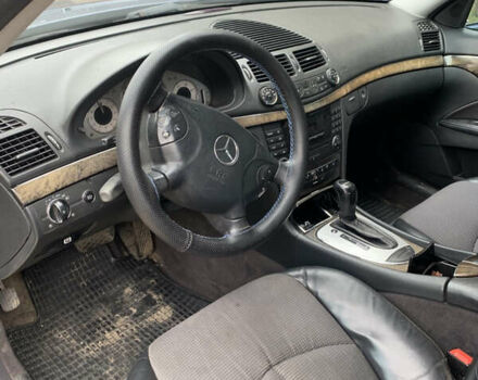 Синий Мерседес Е-Класс, объемом двигателя 2.2 л и пробегом 375 тыс. км за 6500 $, фото 10 на Automoto.ua