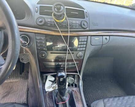 Синий Мерседес Е-Класс, объемом двигателя 2.2 л и пробегом 480 тыс. км за 4000 $, фото 6 на Automoto.ua