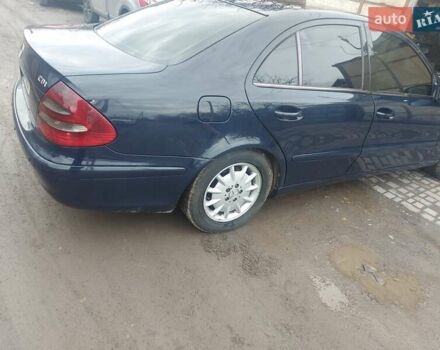Синий Мерседес Е-Класс, объемом двигателя 2.2 л и пробегом 273 тыс. км за 7200 $, фото 5 на Automoto.ua