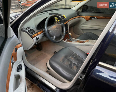 Синий Мерседес Е-Класс, объемом двигателя 2.1 л и пробегом 350 тыс. км за 5800 $, фото 9 на Automoto.ua