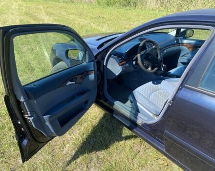 Синий Мерседес Е-Класс, объемом двигателя 2.1 л и пробегом 246 тыс. км за 6000 $, фото 7 на Automoto.ua