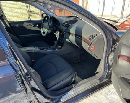 Синий Мерседес Е-Класс, объемом двигателя 2.2 л и пробегом 274 тыс. км за 8800 $, фото 20 на Automoto.ua