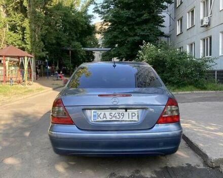 Синий Мерседес Е-Класс, объемом двигателя 2.1 л и пробегом 300 тыс. км за 8000 $, фото 1 на Automoto.ua